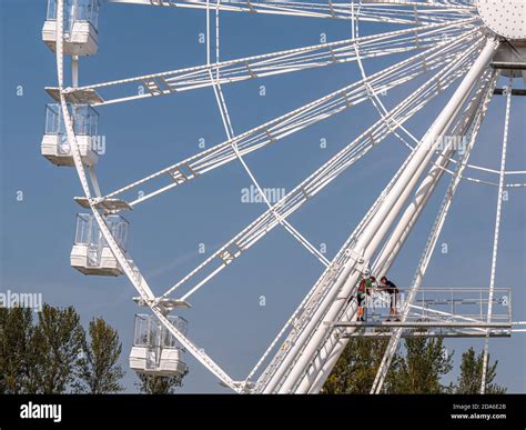 The Wowmk Observation Wheel At Willen Lake In Milton Keynes Stock Photo