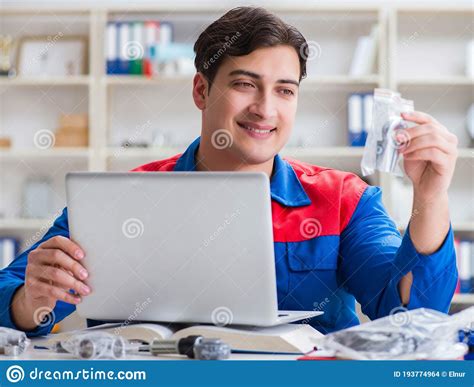 Ouvrier Dans Le Fonctionnement D Uniforme Sur Le Projet Photo Stock