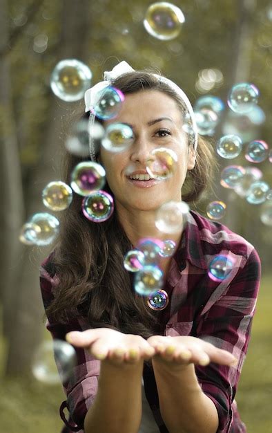 Retrato De Una Joven Sonriente Con Burbujas Foto Premium