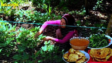 Sarapan Pagi Dengan Sambel Pecel Bakwan Jagung Peyek Kedelai Nikmat