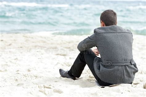 Homem De Negócios Que Senta se Na Praia Sozinho Foto de Stock Imagem