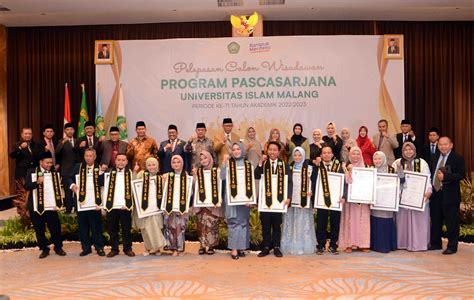 Pascasarjana Unisma Apresiasi Lulusan Terbaik Saat Pelepasan Wisudawan