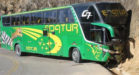 Huancayo Bus Interprovincial Choca Contra Cerro En Carretera Central Y