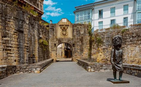 Una Vista De La Puerta De Santa Mar A Y La Puerta De Entrada Al Casco