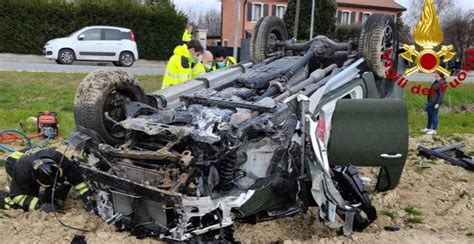 Esce Di Strada Con L Auto E Finisce La Corsa In Un Campo Conducente