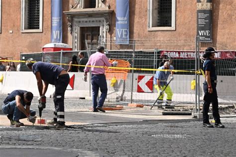 Roma Smottamento In Cantiere A Piazza Venezia Traffico Deviato