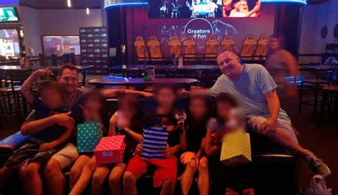 Pareja gay adopta a seis hermanos que vivían en distintos albergues facebook atmp Mundo