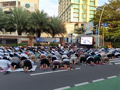 Salat Idul Adha Di Pp Muhammadiyah Jemaah Membludak Hingga Jalan Menteng