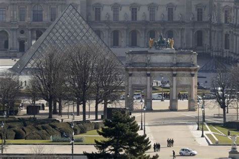 Francia Un Soldado Hiere De Gravedad A Un Hombre Armado Que Intent