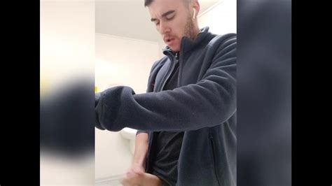 Männlicher Kerl Hat Intensiven Orgasmus in Öffentlicher Toilette Pornhub Gay