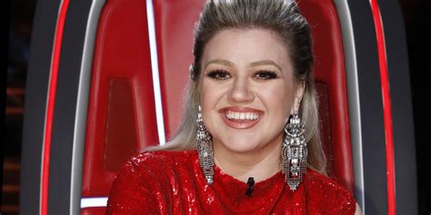 Kelly Clarkson Stunned on 'The Voice' Finale In a Red Dress - Fan ...