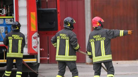 Incendio In Via Paravia A Milano Fiamme In Una Palazzina In Zona San