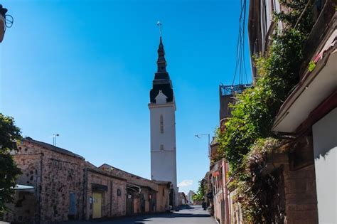 La Torre De Una Iglesia Con Un Reloj Encima Foto Premium