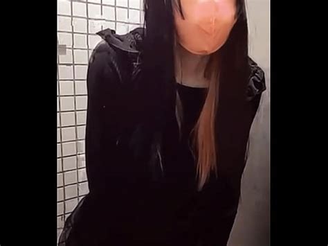 個撮発展場を探している男の娘が公衆トイレでオナニーする動画 XVIDEOS