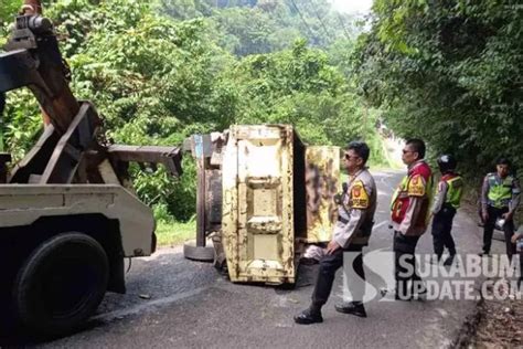 Tak Kuat Nanjak Truk Bawa Wisatawan Terguling Di Cisarakan Akurat