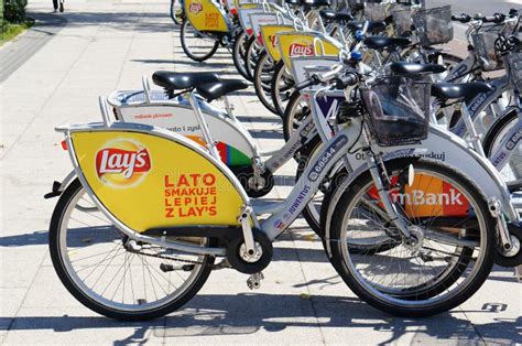 Alquiler De Bicicletas En La Ciudad Imagen Editorial Imagen De Color