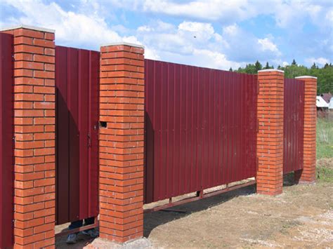 Столбы для ворот из кирпича или металлических труб