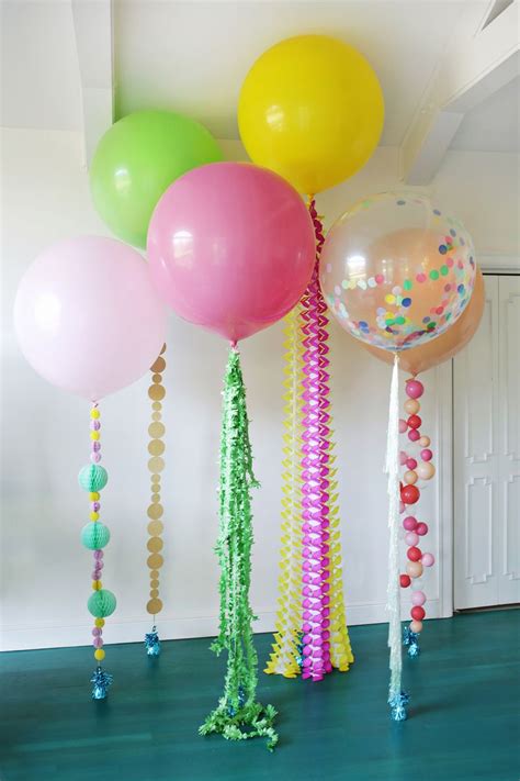 5 ideas para decorar globos gigantes vía AHDO11 Balloon Tassel Balloon