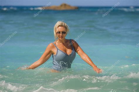 Joven Mujer Rubia Feliz Y Sexy En Bikini De Traje De Ba O Jugando Con Las Olas En El Mar En La