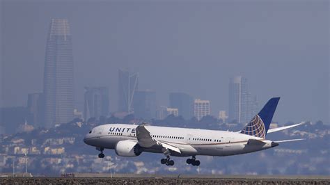 United Airlines places huge 'historic' order for Boeing 787 Dreamliners ...