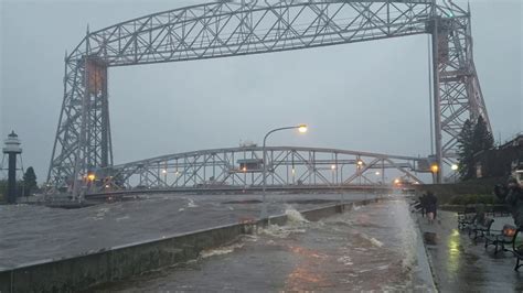 Canal Park Duluth With Huge Waves Oct 2018 Youtube