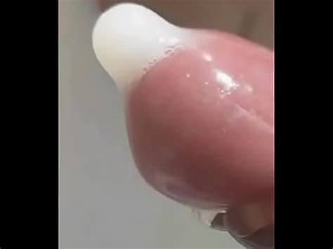 在公共厕所射精射精射在避孕套里精液纹理清晰可见龟头泡精液 XVIDEOS