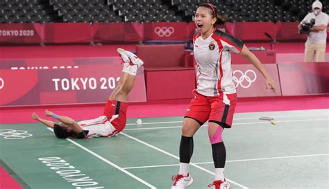 FOTO Ekspresi Emas Greysia Apriyani Di Final Badminton Ganda Putri