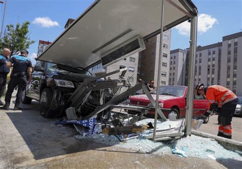 Un Conductor Pierde El Control Del Coche Y Se Estampa Contra Una Parada