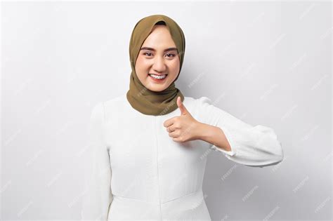 아름 다운 미소 친절 한 젊은 아라비아 아시아 이슬람 여자 Hijab 흰색 배경에 고립 된 제스처를 보여주는 엄지 손가락을 입고