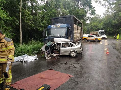 Duas Pessoas Morrem Após Colisão Entre Carro E Caminhão Na Mg 434 Em