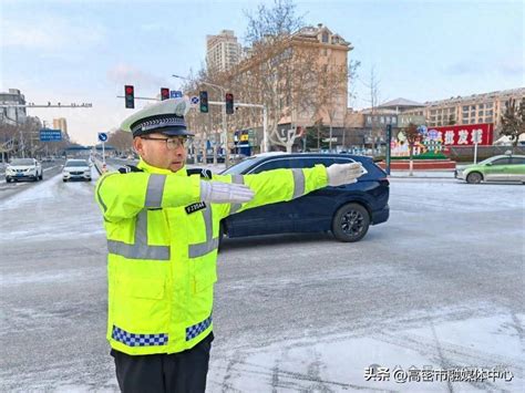 【雪纷飞，“警”相随】潍坊高密公安交警雪天执勤保畅通，守护平安出行路积雪刹车距离