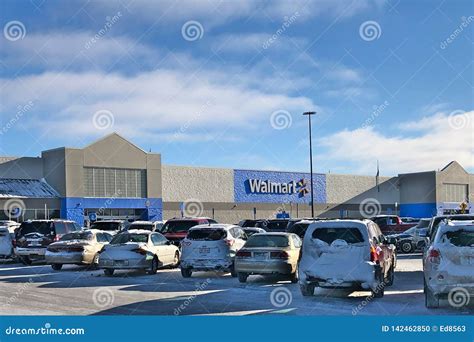 BEMIDJI, MN - 28 DEC 2019: Busy Walmart Superstore Parking Lot ...