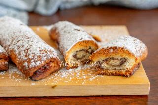 ROTOLINI DI BISCOTTI ALLE MANDORLE CON NUTELLA