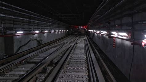 Mujer se desmaya y cae a las vías del metro en Israel UnoTV