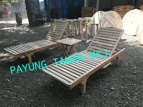 Jual Set Kursi Pantai Sun Longer Pakai Meja 50x50 Di Lapak Payung Taman