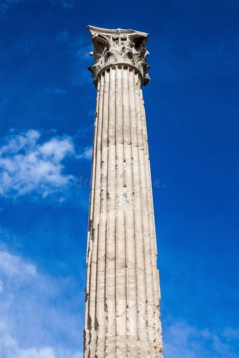 Templo De Olympian Zeus Y Acropolis Hill Athens Foto De Archivo