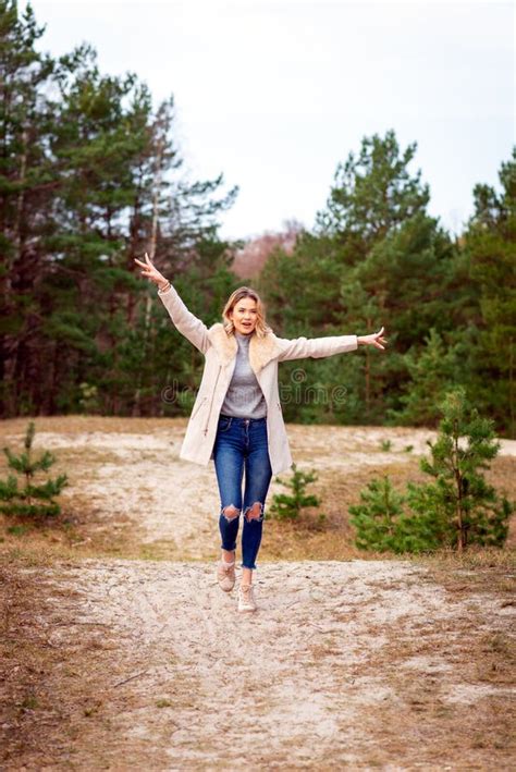 Jeune Belle Blonde Aux Cheveux Longs Femme Aux Mains Levées Sur Vert Forêt Naturelle Fond