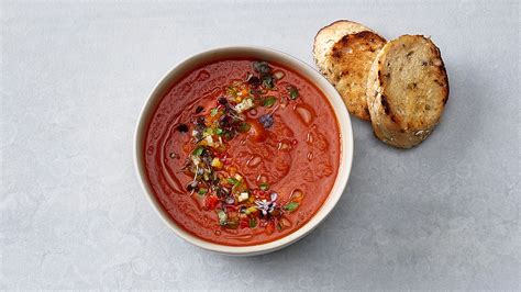 Genieße Gazpacho mit Knoblauchbrot Paprikawürfeln