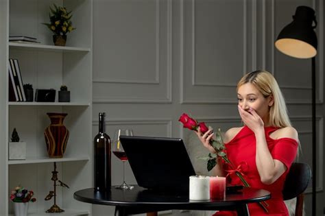 Amour Virtuel Jolie Fille Blonde En Robe Rouge à Distance Avec Du Vin Couvrant Le Visage Avec