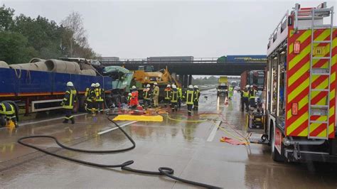 Lkw Fahrer Nach Unfall Eingeklemmt