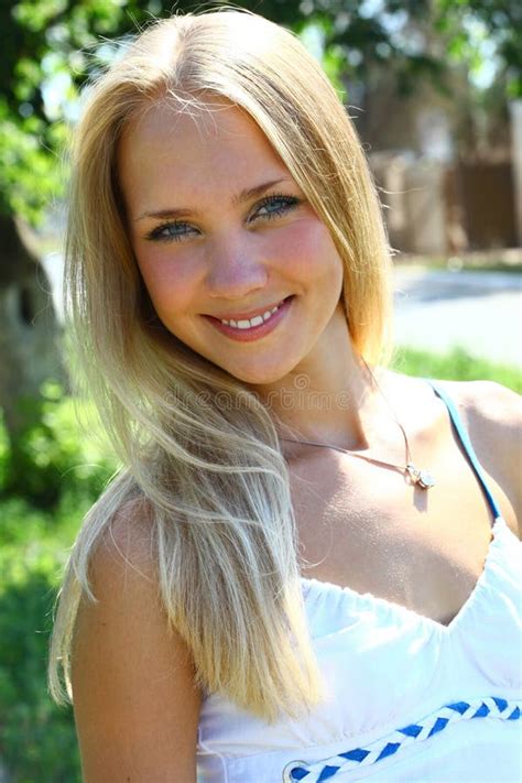 Junge Schöne Blonde Frau Mit Dem Langen Haar Stockfoto Bild von umgebung wald 20465136