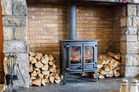 Poêle à bois placez cet objet près du bois de chauffage dès