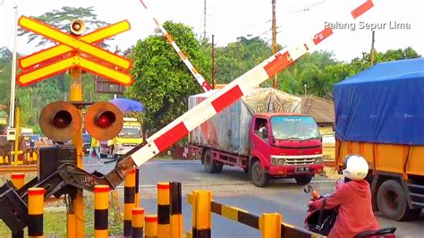 Palang Pintu Perlintasan Kereta Api Railroad Crossing Ka Manahan