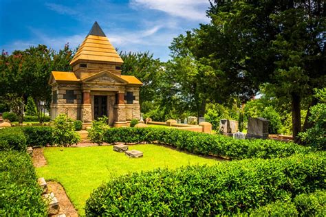 6 Sensational Reasons To Visit Oakland Cemetery Before You Die