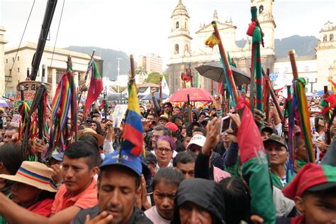 Miles de colombianos marchan en Bogotá para apoyar reformas del