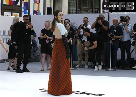 Joey King Sexy Seen Braless Flaunting Her Hot Figure At The Bullet Train Screening In London