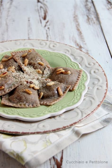 Tortelli Integrali Ai Carciofi E Caprino Cucchiaio E Pentolone