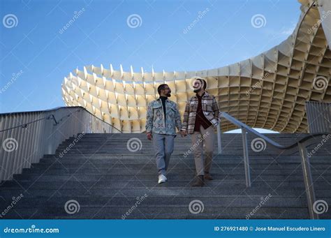 Una Joven Pareja Gay Casada Est Bajando Por Una Escalera Sosteni Ndose De La Mano Mientras