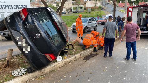 Carro Bate Em Rvore Deixa Uma Mulher E Duas Crian As Feridas Em