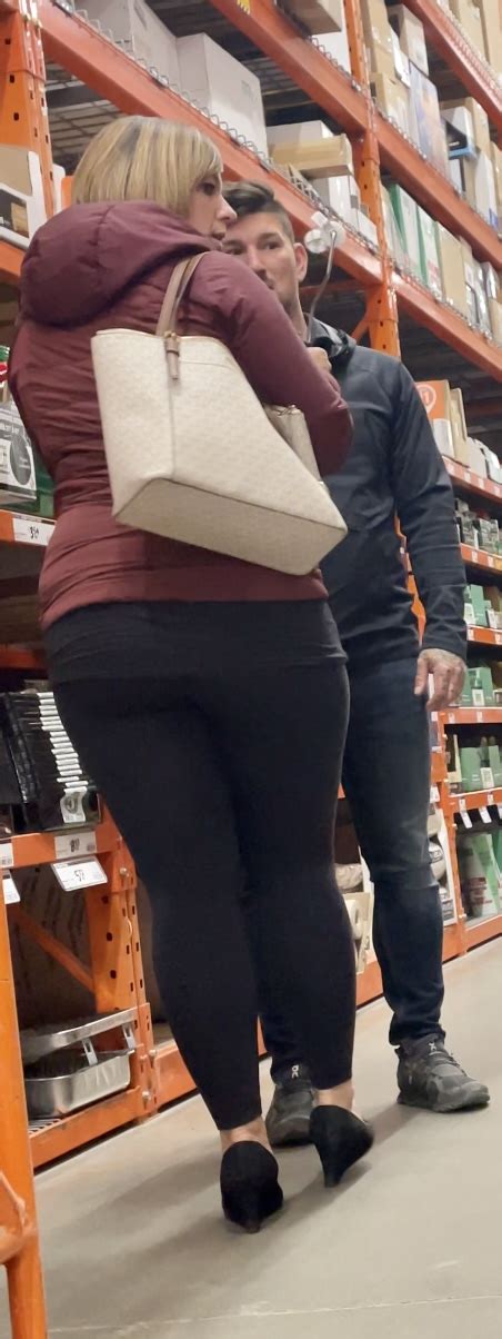 THICK Mature Brunette Spandex Leggings Yoga Pants Forum